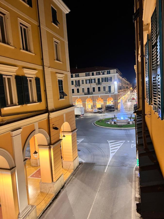因佩里亚Casa Dante: Oneglia Centro-Marina-Spiagge公寓 外观 照片